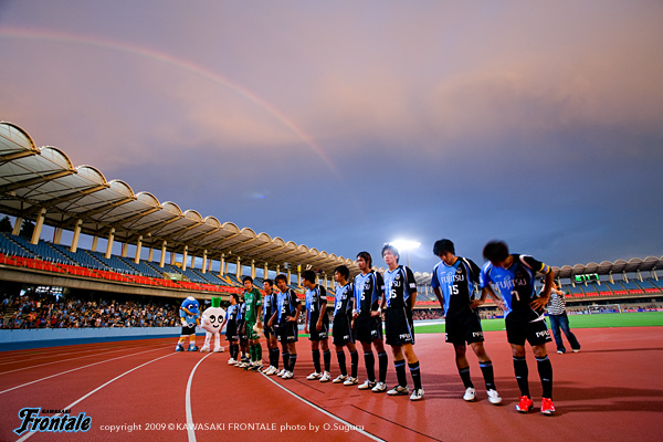 試合終了後、サポーターへの挨拶。等々力の空は夕焼けと虹で色づいたが、0-2の敗戦に終わった。