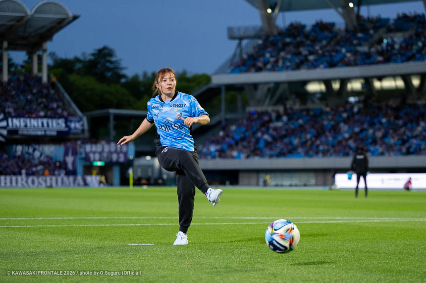 プロスキーヤー・古賀結那選手の始球式 プロスキーヤー・古賀結那選手の始球式
